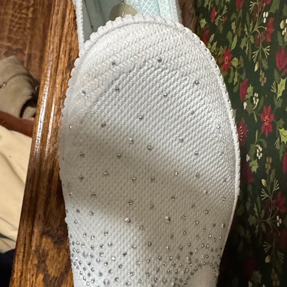 Elegant White Slip-On Sneakers for Women - Picture 2 of 10